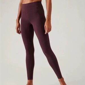 Athleta Transcend Stash High Rise Legging in Spiced Burgundy size Medium M